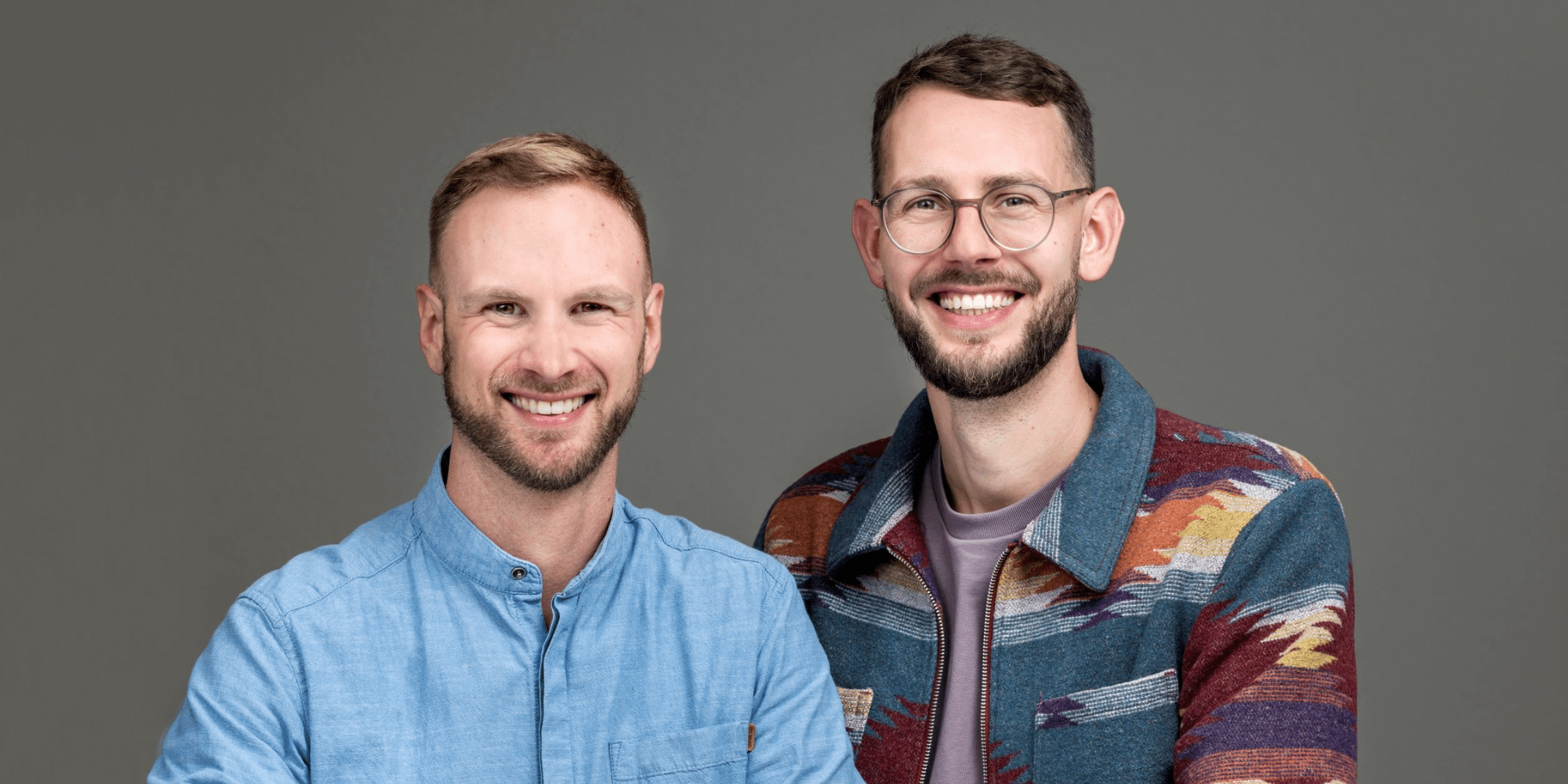 Die beiden Schreibcoaches von Pentaprim: David Bisang und Daniel Stalder. Sie bieten die Dienstleistungen Schreibcoaching, Schreibkurse und Lektorat an.